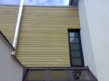 Kombination Lichtband mit Veluxfenster und Holzfassade